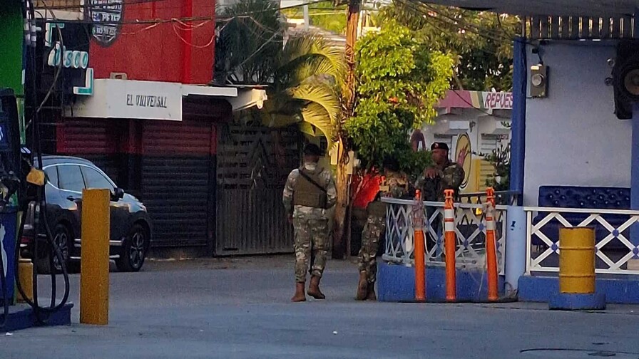 En Vicente Noble realizan paro de 12 horas en exigencia de la terminaci&oacute;n de obras pendientes