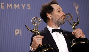 Widows Bay arrasa en unos Emmy que honran la partida de grandes estrellas de Hollywood