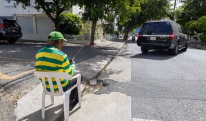 Hoyo en bad&eacute;n deteriora la calle H&eacute;ctor Inchaustegui Cabral