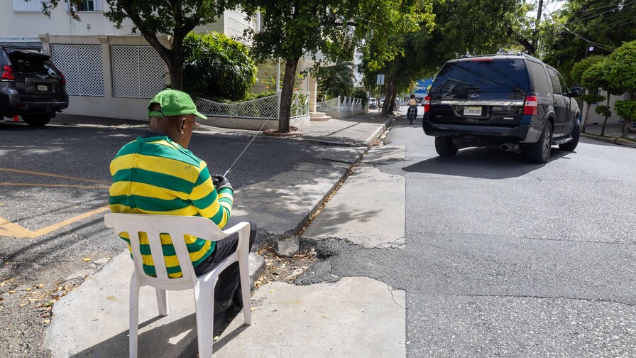Hoyo en bad&eacute;n deteriora la calle H&eacute;ctor Inchaustegui Cabral