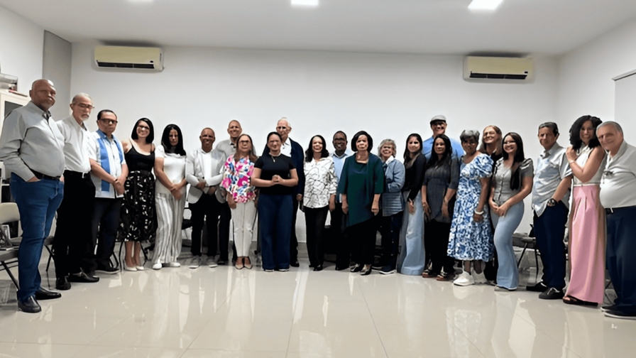 Ateneo Insular dedic&oacute; su encuentro literario de agosto a Jit Manuel Castillo