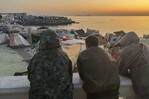 La policía española empieza el traslado de migrantes a carpas en el puerto de Ceuta La policía española empieza el traslado de migrantes a carpas en el puerto de Ceuta