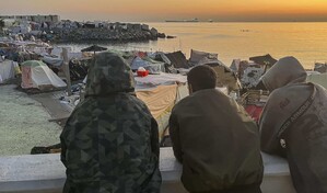 La polic&iacute;a espa&ntilde;ola empieza el traslado de migrantes a carpas en el puerto de Ceuta