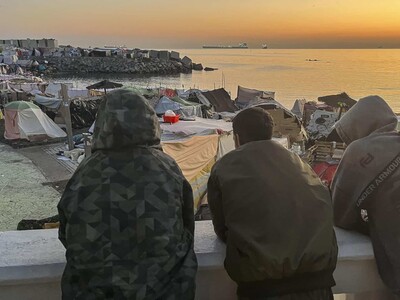 Policía española empieza el traslado migrantes a carpas puerto Ceuta