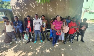Persecuci&oacute;n en Santiago Rodr&iacute;guez termina con el apresamiento de conductor y 17 haitianos