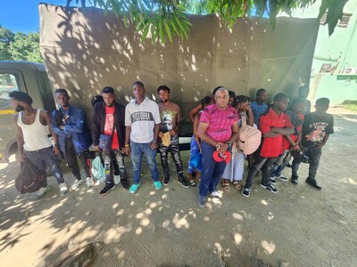Detienen hombre transportando 17 haitianos en Santiago Rodríguez