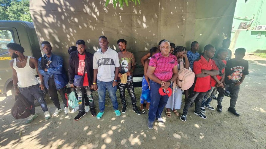 Persecución en Santiago Rodríguez termina con el apresamiento de conductor y 17 haitianos Persecución en Santiago Rodríguez termina con el apresamiento de conductor y 17 haitianos