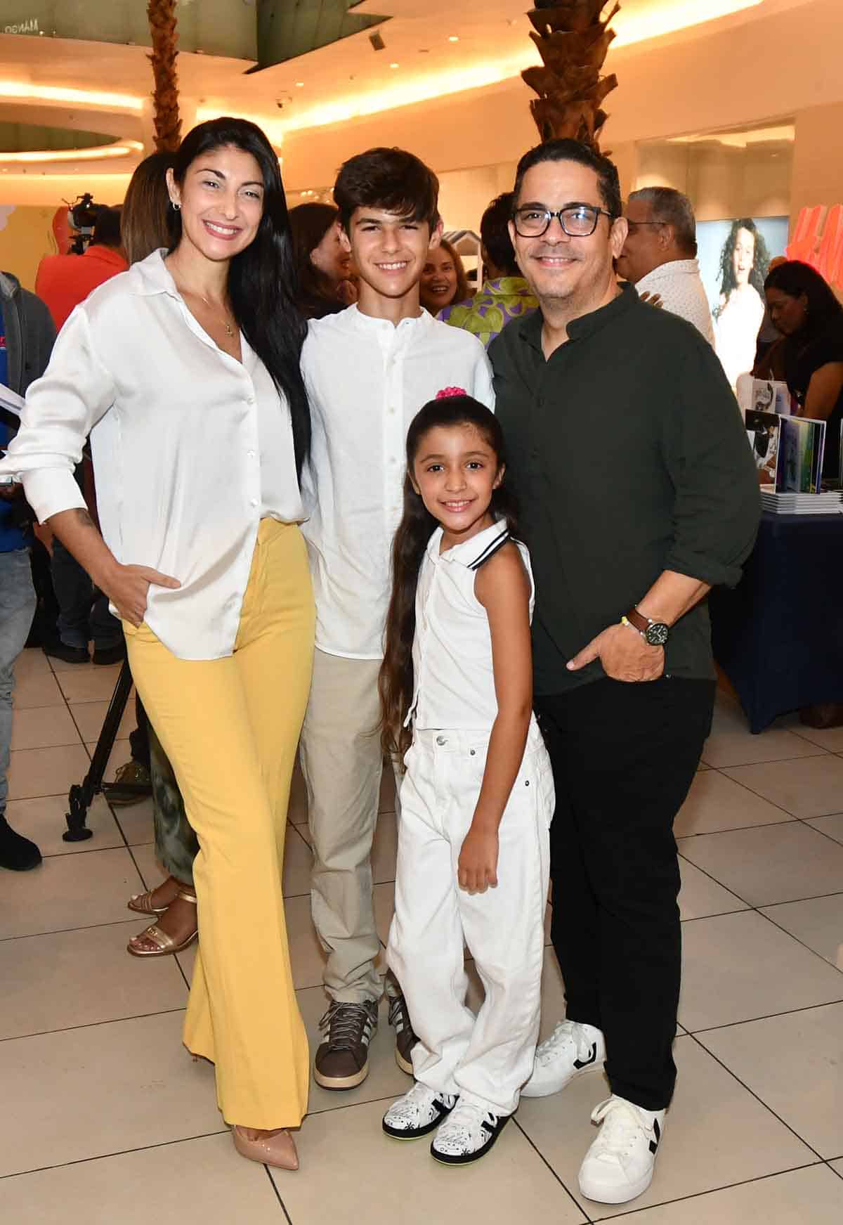 Luly Rocha y Luis José German juntos a sus hijos Mateo y Miranda German Rocha.