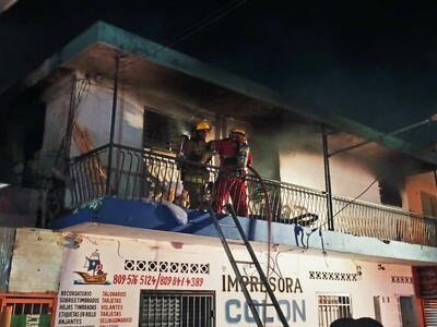Incendio en Santiago afecta mueblería en segundo nivel de local