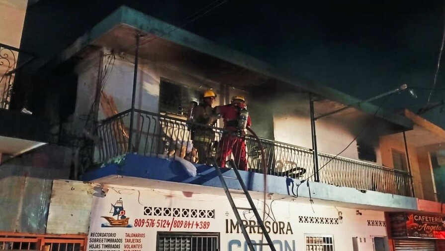 Incendio afecta una mueblería en Santiago