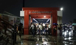 Aver&iacute;a en la L&iacute;nea 2 del Metro y lluvias dejan pasajeros varados y mojados