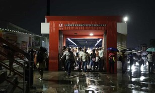 Aver&iacute;a en la L&iacute;nea 2 del Metro y lluvias dejan pasajeros varados y mojados