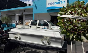 Mocanos realizan velatorio simb&oacute;lico frente a Edenorte en protesta por apagones y altas facturaciones