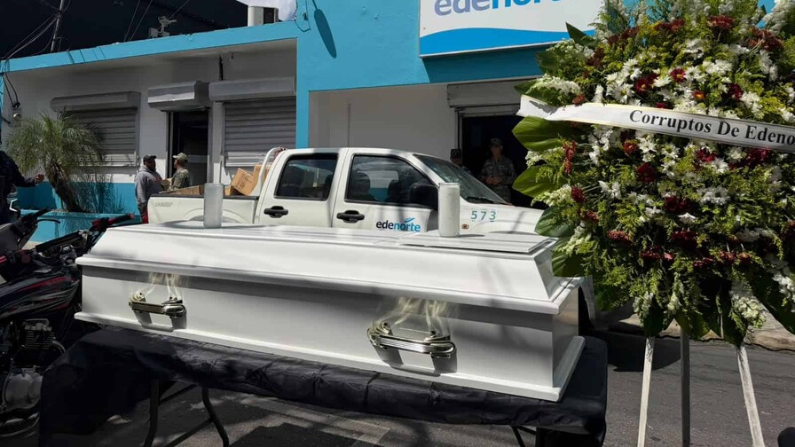 Mocanos realizan velatorio simbólico frente a Edenorte en protesta por apagones y altas facturaciones Mocanos realizan velatorio simbólico frente a Edenorte en protesta por apagones y altas facturaciones