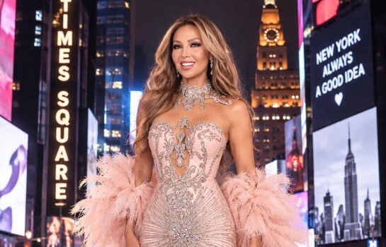 Thal&iacute;a deslumbra en Times Square con un espectacular dise&ntilde;o de Giannina Azar