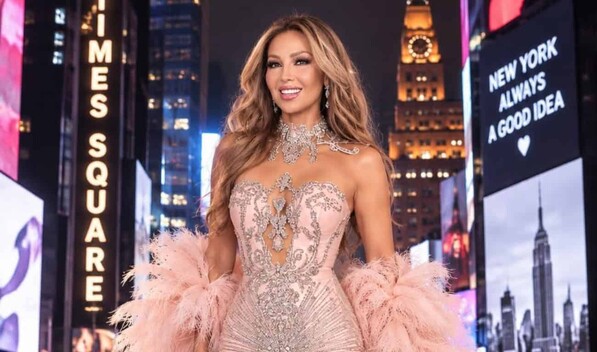 Thal&iacute;a deslumbra en Times Square con un espectacular dise&ntilde;o de Giannina Azar