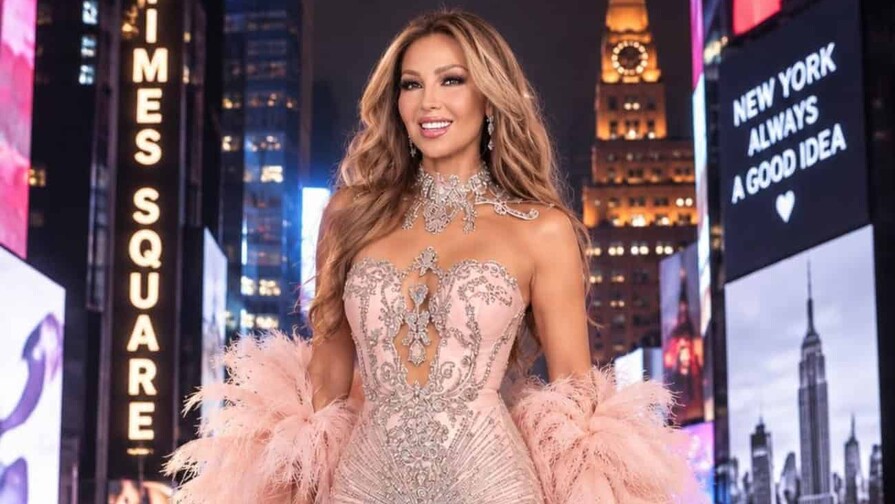 Thalía deslumbra en Times Square con un espectacular diseño de Giannina Azar