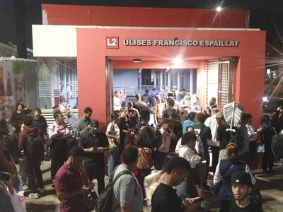 usuarios del Metro varados expresan descontentos por fallo