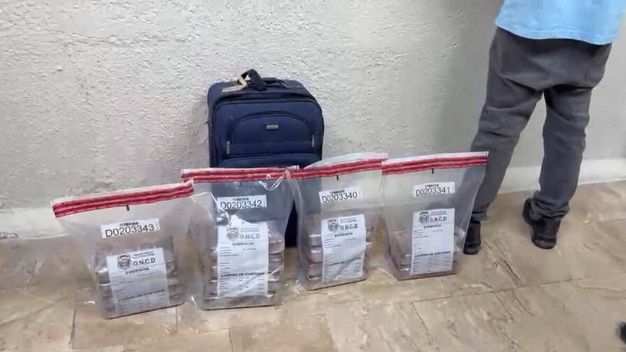 Arrestan a canadiense con 14 paquetes de presunta coca&iacute;na en el Aeropuerto de Punta Cana