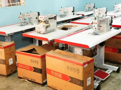 Dasac entrega máquinas de coser en San Cristóbal