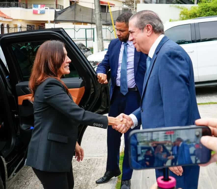 Embajadora de EE. UU. visita a Francisco Javier García, quien destaca su vocación democrática Embajadora de EE. UU. visita a Francisco Javier García, quien destaca su vocación democrática