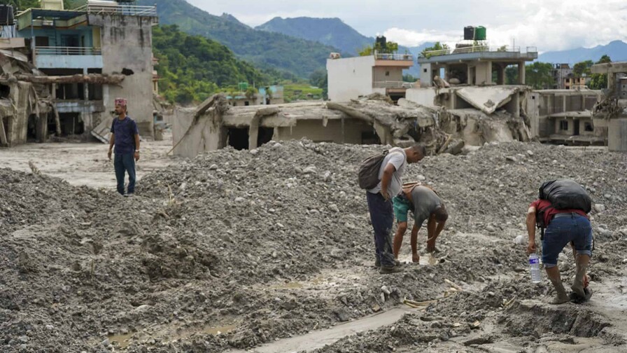 Nepal a&ntilde;ade mil nuevos desaparecidos para un total de 6,000 a tres semanas de la riada