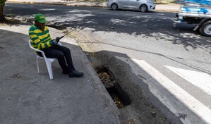 Imbornal sin tapa pone en riesgo a peatones y conductores en Villa Consuelo