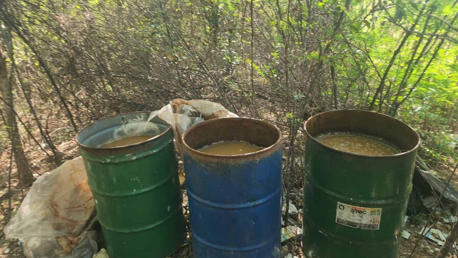 Decomisan más de 10,000 litros de bebidas alcohólicas adulteradas en Azua Decomisan más de 10,000 litros de bebidas alcohólicas adulteradas en Azua