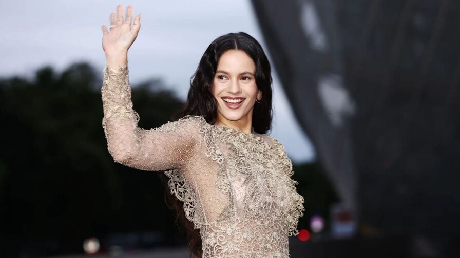 Rosalía despide en Miami su gira "LUX" con lágrimas y un último confesionario Rosalía despide en Miami su gira "LUX" con lágrimas y un último confesionario