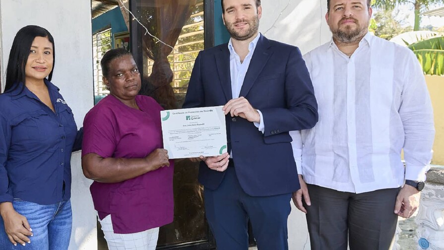 Seguros Crecer y H&aacute;bitat Dominicana mejoran hogares de m&aacute;s de 100 personas en varios puntos de RD