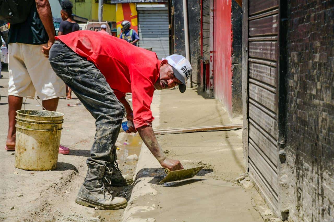 Trabajo en aceras del sector de Capotillo.