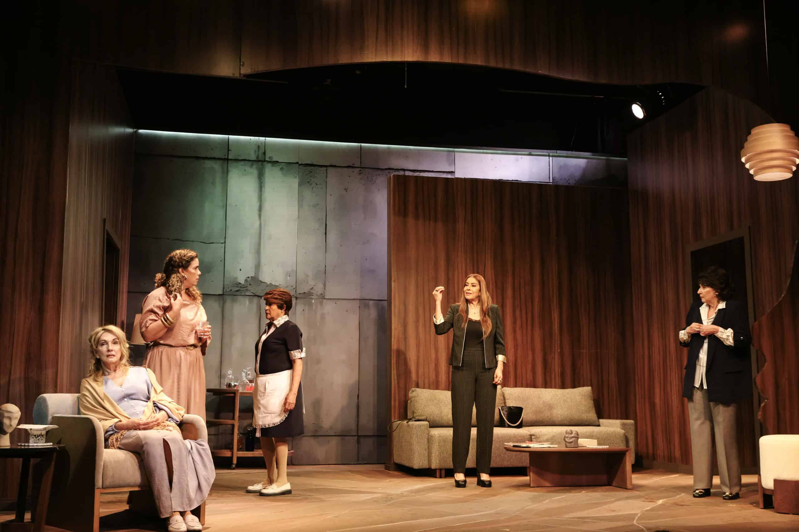 Cecilia Garc&iacute;a, en el papel de Mar&iacute;a In&eacute;s; Laura Rivera, en el papel de Isabela Quintana; Olga Bucarelli, en el papel de Sirley; Pachy M&eacute;ndez, en el papel de Selva, y Karina Noble, en el papel de Queca, en una escena de la obra Perdida Mente, dirigida por Carlos Espinal.