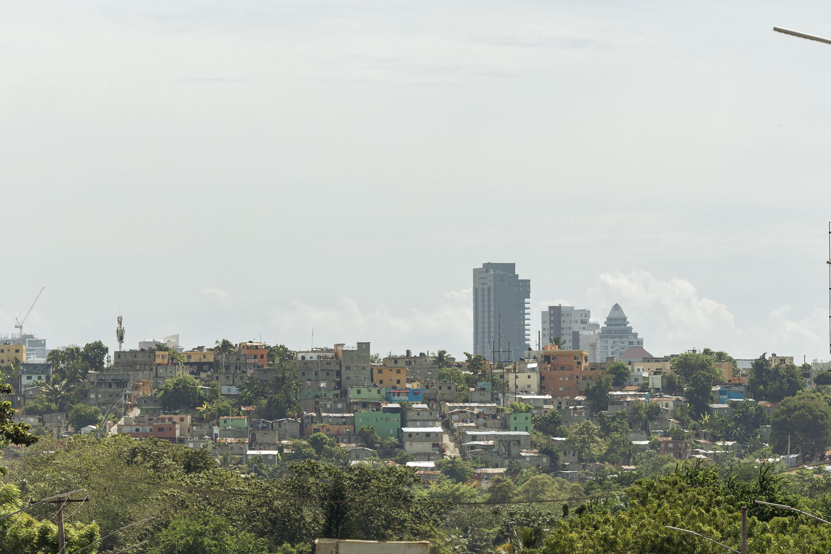 El contraste entre una zona de viviviendas vulnerables y moderna edificaciones.