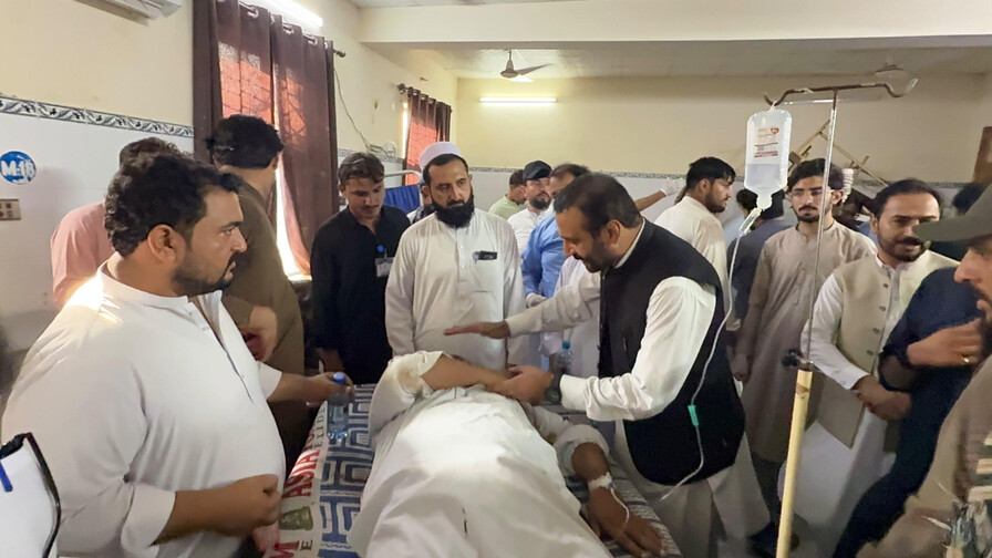 Al menos 17 muertos en un atentado suicida contra un complejo policial en Pakistán Al menos 17 muertos en un atentado suicida contra un complejo policial en Pakistán