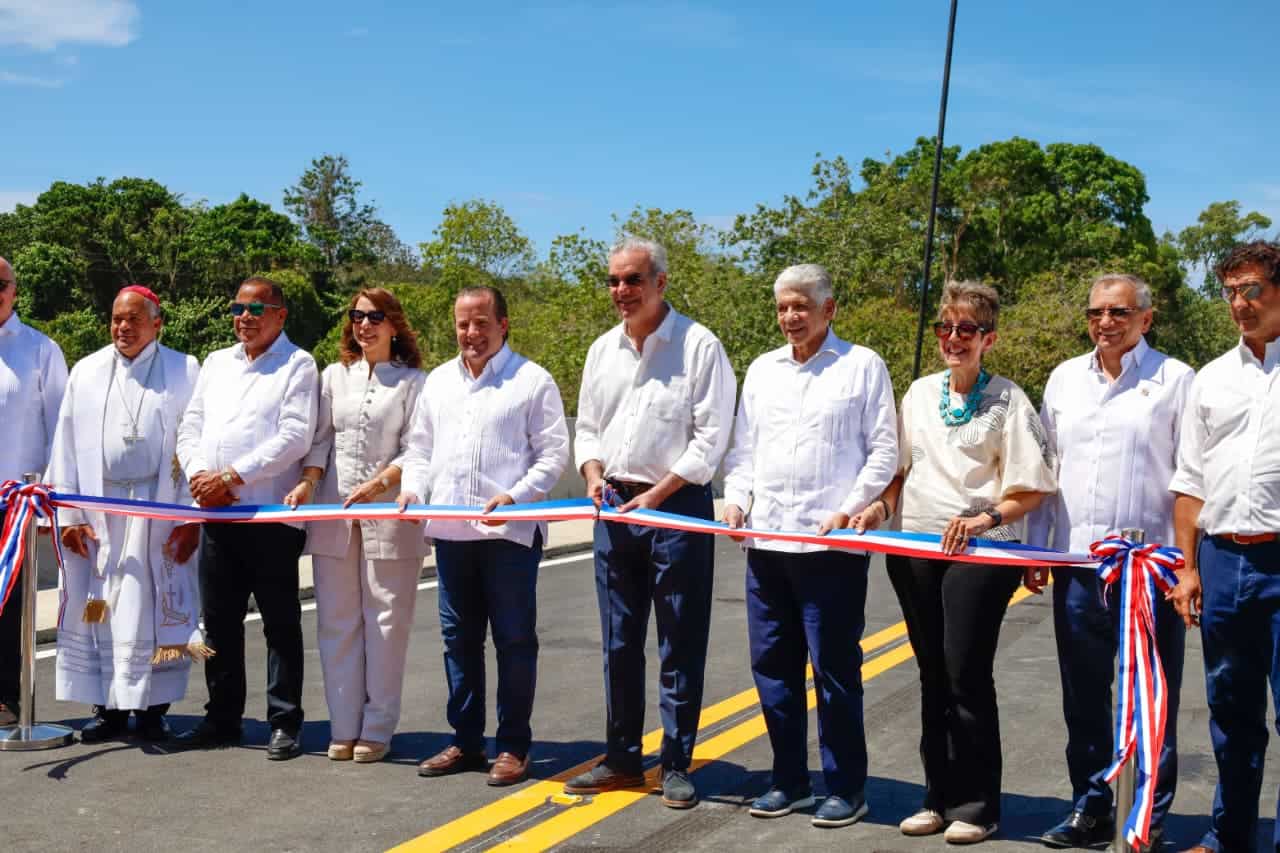 El presidente Luis Abinader (al centro) durante la inauguración del puente.
