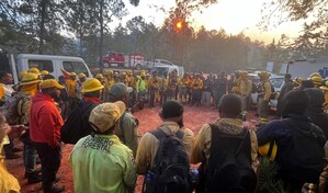 Incendio en Sierra de Bahoruco avanza hasta menos de 200 metros del mirador del Hoyo de Pelempito