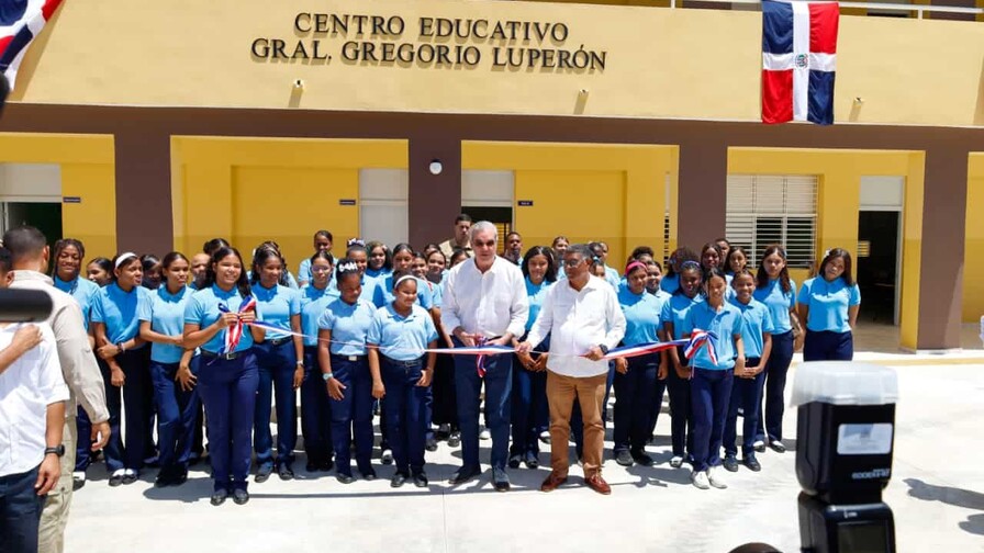 Luis Abinader inicia jornada en Puerto Plata con entrega de obras educativas