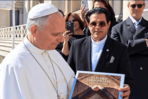 Papa Le&oacute;n XIV recibe "Un pueblo unido por la fe", libro sobre el patrimonio religioso dominicano