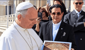 Papa Le&oacute;n XIV recibe "Un pueblo unido por la fe", libro sobre el patrimonio religioso dominicano