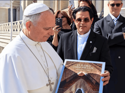 Papa León XIV recibe el libro “Un pueblo unido por la fe”