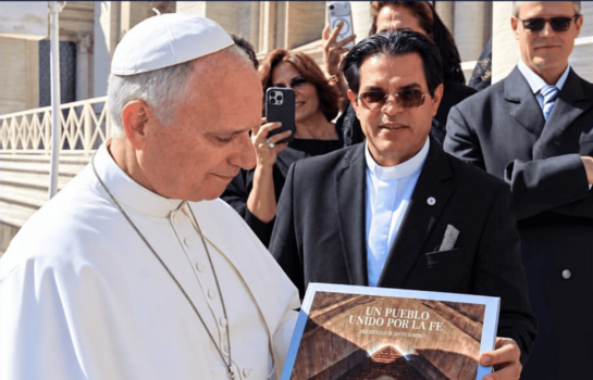 Papa Le&oacute;n XIV recibe "Un pueblo unido por la fe", libro sobre el patrimonio religioso dominicano