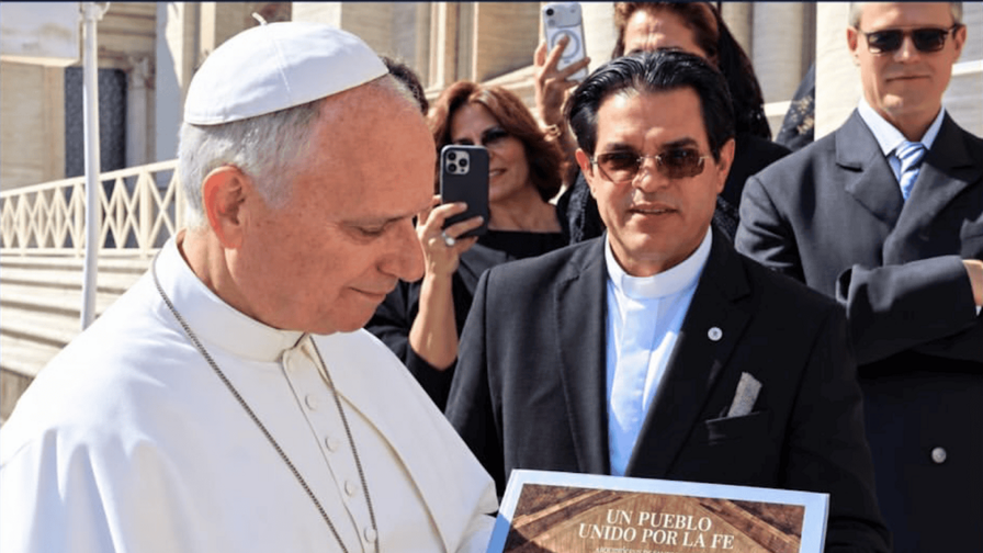 Papa Le&oacute;n XIV recibe "Un pueblo unido por la fe", libro sobre el patrimonio religioso dominicano