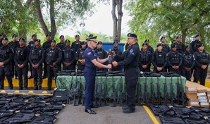 Polic&iacute;a entrega armas de alto calibre a unidades t&aacute;cticas