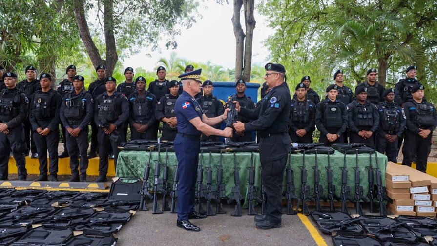 Polic&iacute;a entrega armas de alto calibre a unidades t&aacute;cticas
