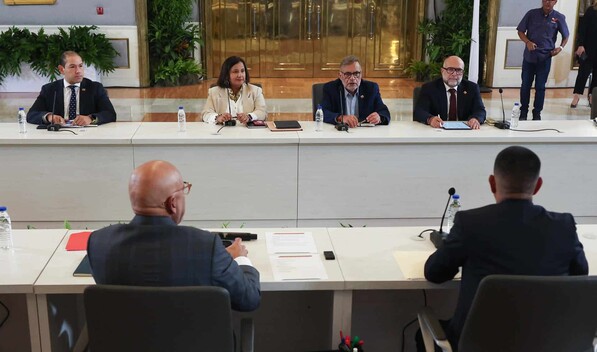 Chavismo y oposici&oacute;n extienden di&aacute;logo hasta el mi&eacute;rcoles y revisan libertad de expresi&oacute;n
