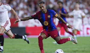 Raphinha logra un contundente triplete y mantiene al Barcelona intratable en la cima de LaLiga