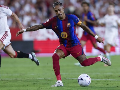Raphinha logra un triplete y el Barcelona sigue