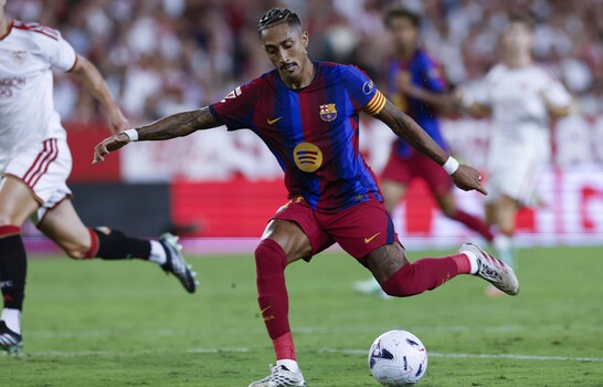 Raphinha logra un contundente triplete y mantiene al Barcelona intratable en la cima de LaLiga