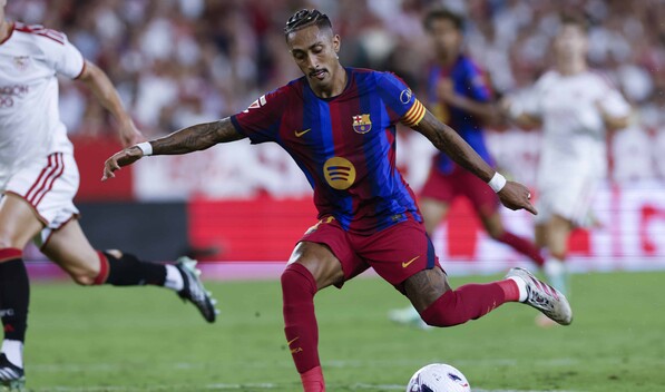 Raphinha logra un contundente triplete y mantiene al Barcelona intratable en la cima de LaLiga