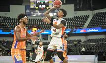 Los Prados resisten reacci&oacute;n de Huellas del Siglo para un triunfo 66-65 en el superior distrital